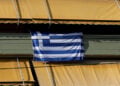 Σημαιοστολισμένο μπαλκόνι για την εθνική επέτειο της 28ης Οκτωβρίου (φωτ.: EUROKINISSI / Γιάννης Παναγόπουλος)