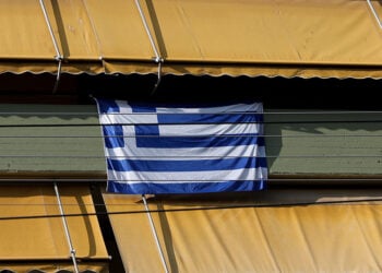 Σημαιοστολισμένο μπαλκόνι για την εθνική επέτειο της 28ης Οκτωβρίου (φωτ.: EUROKINISSI / Γιάννης Παναγόπουλος)