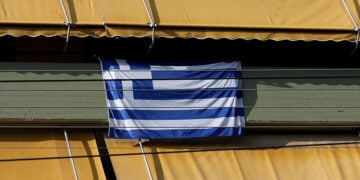 Σημαιοστολισμένο μπαλκόνι για την εθνική επέτειο της 28ης Οκτωβρίου (φωτ.: EUROKINISSI / Γιάννης Παναγόπουλος)