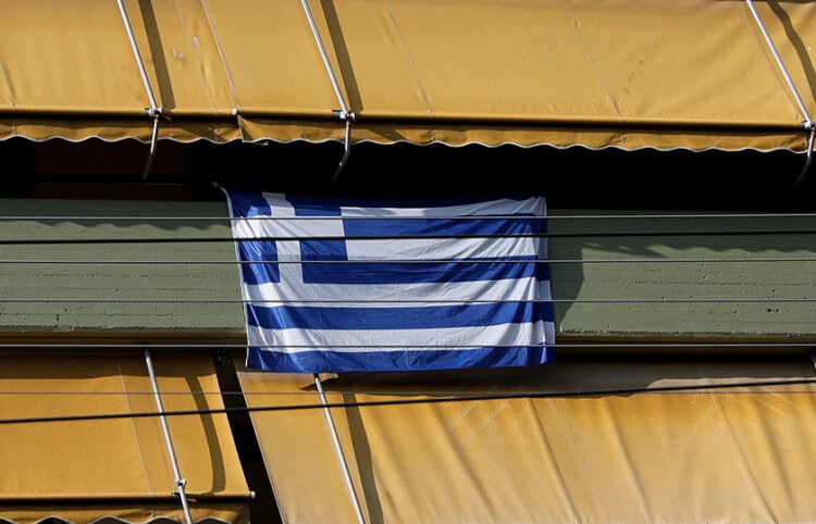Σημαιοστολισμένο μπαλκόνι για την εθνική επέτειο της 28ης Οκτωβρίου (φωτ.: EUROKINISSI / Γιάννης Παναγόπουλος)