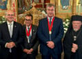 Ο πρωθυπουργός της Βαυαρίας Μάρκους Σέντερ με τον Χρυσό Σταυρό Α΄ Τάξεως της Μητρόπολης Γερμανίας, μετά την τελετή παρασημοφόρησης στο Μόναχο, στις 8 Οκτωβρίου 2026 (φωτ.: Γραφείο Αντιπροέδρου της Κυβέρνησης)