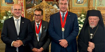 Ο πρωθυπουργός της Βαυαρίας Μάρκους Σέντερ με τον Χρυσό Σταυρό Α΄ Τάξεως της Μητρόπολης Γερμανίας, μετά την τελετή παρασημοφόρησης στο Μόναχο, στις 8 Οκτωβρίου 2026 (φωτ.: Γραφείο Αντιπροέδρου της Κυβέρνησης)