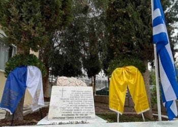 Το μνημείο στα Σούρμενα, αφιερωμένο στους ανθρώπους που χάθηκαν στις αεροπορικές επιδρομές της περιόδου 1941-1944 (φωτ.: Facebook / Ένωση Ποντίων Σουρμένων)