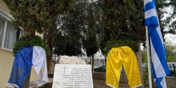 Το μνημείο στα Σούρμενα, αφιερωμένο στους ανθρώπους που χάθηκαν στις αεροπορικές επιδρομές της περιόδου 1941-1944 (φωτ.: Facebook / Ένωση Ποντίων Σουρμένων)