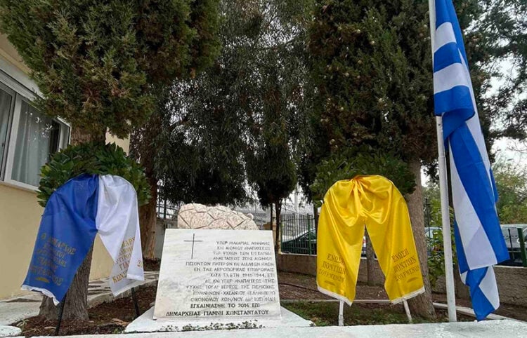 Το μνημείο στα Σούρμενα, αφιερωμένο στους ανθρώπους που χάθηκαν στις αεροπορικές επιδρομές της περιόδου 1941-1944 (φωτ.: Facebook / Ένωση Ποντίων Σουρμένων)