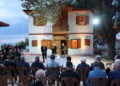 Το Σπίτι της Ανταλλαγής στη συνοικία Χισάρ των Χωνών, κατά τη συνάντηση του δημάρχου με κατοίκους της περιοχής ενόψει των εγκαινίων (πηγή: Denizli Yeni Olay)
