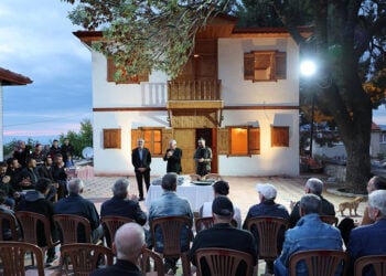 Το Σπίτι της Ανταλλαγής στη συνοικία Χισάρ των Χωνών, κατά τη συνάντηση του δημάρχου με κατοίκους της περιοχής ενόψει των εγκαινίων (πηγή: Denizli Yeni Olay)