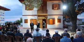 Το Σπίτι της Ανταλλαγής στη συνοικία Χισάρ των Χωνών, κατά τη συνάντηση του δημάρχου με κατοίκους της περιοχής ενόψει των εγκαινίων (πηγή: Denizli Yeni Olay)