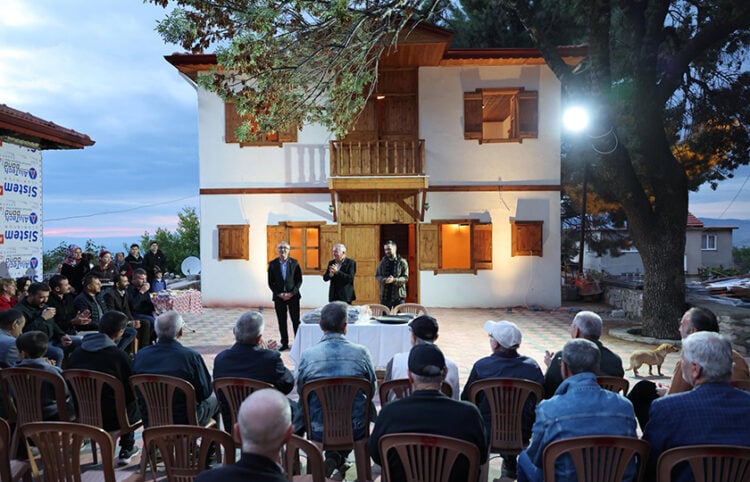 Το Σπίτι της Ανταλλαγής στη συνοικία Χισάρ των Χωνών, κατά τη συνάντηση του δημάρχου με κατοίκους της περιοχής ενόψει των εγκαινίων (πηγή: Denizli Yeni Olay)