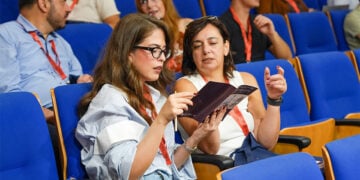 Σύνεδροι μελετούν το πρόγραμμα του Ζ΄ Συνεδρίου Νεοελληνιστών στη Μούρθια (φωτ.: Πανεπιστήμιο Μούρθιας)