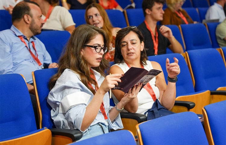 Σύνεδροι μελετούν το πρόγραμμα του Ζ΄ Συνεδρίου Νεοελληνιστών στη Μούρθια (φωτ.: Πανεπιστήμιο Μούρθιας)