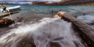Έντονος κυμματισμός κατά τη διάρκεια κακοκαιρίας στην ευρύτερη περιοχή του Ναυπλίου, Τετάρτη 14 Οκτωβρίου 2026 (φωτ.: ΑΠΕ-ΜΠΕ / Ευάγγελος Μπουγιώτης)