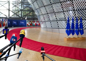 Δημοσιογράφοι περιμένουν τις δηλώσεις των Ευρωπαίων ηγετών, κατά την προσέλευσή τους στη Σύνοδο Κορυφής. Παρασκευή 16 Οκτωβρίου 2026 (φωτ.: European Union)