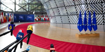 Δημοσιογράφοι περιμένουν τις δηλώσεις των Ευρωπαίων ηγετών, κατά την προσέλευσή τους στη Σύνοδο Κορυφής. Παρασκευή 16 Οκτωβρίου 2026 (φωτ.: European Union)