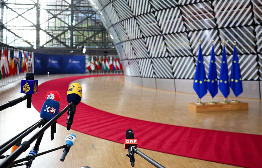 Δημοσιογράφοι περιμένουν τις δηλώσεις των Ευρωπαίων ηγετών, κατά την προσέλευσή τους στη Σύνοδο Κορυφής. Παρασκευή 16 Οκτωβρίου 2026 (φωτ.: European Union)