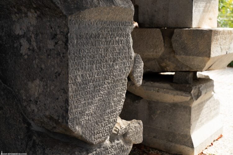 Επιγραφή από την αρχαία Τέω, σε φωτογραφία που συνοδεύει την ανακοίνωση του Μητροπολιτικού Δήμου Σμύρνης για τις ανασκαφικές εργασίες (πηγή: Μητροπολιτικός Δήμος Σμύρνης)