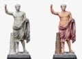 Το μαρμάρινο άγαλμα του Τιβέριου (αριστερά) και η έγχρωμη ανακατασκευή του με ροζ μανδύα (δεξιά) (φωτ.: Ny Carlsberg Glyptotek)