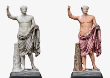 Το μαρμάρινο άγαλμα του Τιβέριου (αριστερά) και η έγχρωμη ανακατασκευή του με ροζ μανδύα (δεξιά) (φωτ.: Ny Carlsberg Glyptotek)