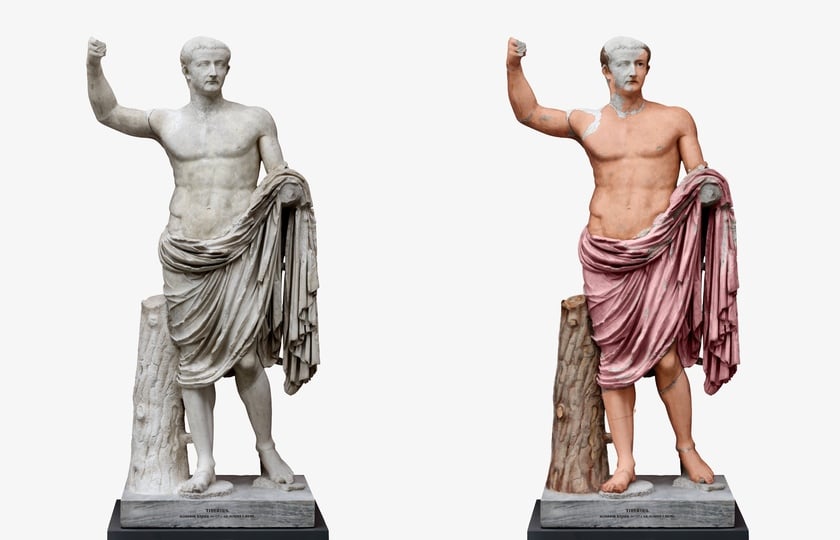 Το μαρμάρινο άγαλμα του Τιβέριου (αριστερά) και η έγχρωμη ανακατασκευή του με ροζ μανδύα (δεξιά) (φωτ.: Ny Carlsberg Glyptotek)