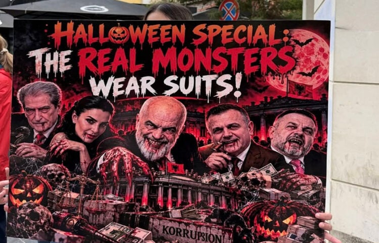 Πανό εμπνευσμένο από το Halloween στη φοιτητική διαδήλωση στα Τίρανα, Σάββατο 31 Οκτωβρίου 2026 (πηγή: Χ / Tirana Report)
