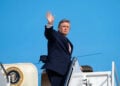 Ο Ντόναλντ Τραμπ αποβιβάζεται από το Marine One στη βάση Άντριους, στο Μέριλαντ, πριν αναχωρήσει με το Air Force One για την Αλαμπάμα, στις 2 Οκτωβρίου 2026 (φωτ.: Λευκός Οίκος / Joyce N. Boghosian)