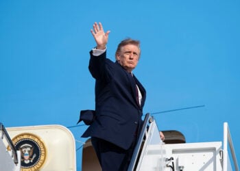 Ο Ντόναλντ Τραμπ αποβιβάζεται από το Marine One στη βάση Άντριους, στο Μέριλαντ, πριν αναχωρήσει με το Air Force One για την Αλαμπάμα, στις 2 Οκτωβρίου 2026 (φωτ.: Λευκός Οίκος / Joyce N. Boghosian)