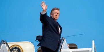 Ο Ντόναλντ Τραμπ αποβιβάζεται από το Marine One στη βάση Άντριους, στο Μέριλαντ, πριν αναχωρήσει με το Air Force One για την Αλαμπάμα, στις 2 Οκτωβρίου 2026 (φωτ.: Λευκός Οίκος / Joyce N. Boghosian)