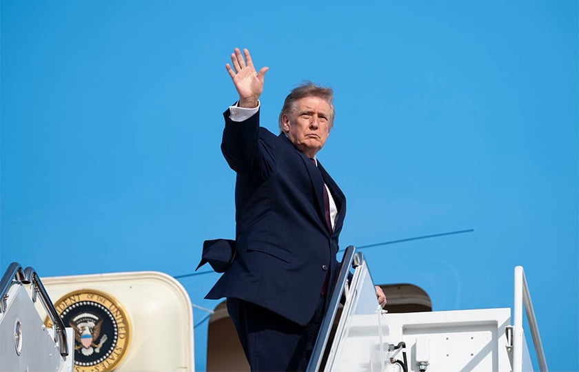 Ο Ντόναλντ Τραμπ αποβιβάζεται από το Marine One στη βάση Άντριους, στο Μέριλαντ, πριν αναχωρήσει με το Air Force One για την Αλαμπάμα, στις 2 Οκτωβρίου 2026 (φωτ.: Λευκός Οίκος / Joyce N. Boghosian)