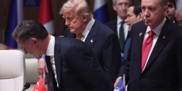 Ο πρόεδρος των ΗΠΑ Ντόναλντ Τραμ, ο γενικός γραμματέας του ΝΑΤΟ Μαρκ Ρούτε και ο πρόεδρος της Τουρκίας Ρετζέπ Ταγίπ Ερντογάν στη Σύνοδο Κορυφής του ΝΑΤΟ στην Άγκυρα, στις 8 Ιουλίου 2026 (φωτ.: EPA / Filip Singer)
