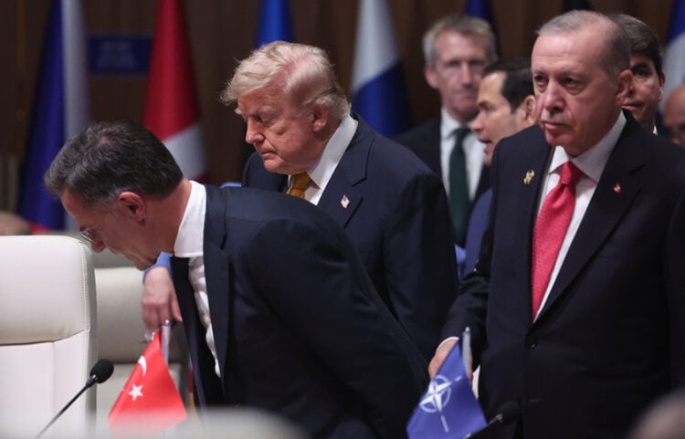 Ο πρόεδρος των ΗΠΑ Ντόναλντ Τραμ, ο γενικός γραμματέας του ΝΑΤΟ Μαρκ Ρούτε και ο πρόεδρος της Τουρκίας Ρετζέπ Ταγίπ Ερντογάν στη Σύνοδο Κορυφής του ΝΑΤΟ στην Άγκυρα, στις 8 Ιουλίου 2026 (φωτ.: EPA / Filip Singer)