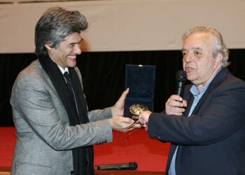 Ο Σταύρος Τσιώλης παραλαμβάνει το βραβείο του, κατά τη διάρκεια ειδικής εκδήλωσης προς τιμήν του στο 47ο Φεστιβάλ Κινηματογράφου Θεσσαλονίκης. 20 Νοεμβρίου 2006 (φωτ.: MOTIONTEAM / Βασίλης Βερβερίδης)