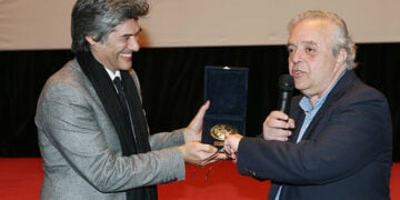 Ο Σταύρος Τσιώλης παραλαμβάνει το βραβείο του, κατά τη διάρκεια ειδικής εκδήλωσης προς τιμήν του στο 47ο Φεστιβάλ Κινηματογράφου Θεσσαλονίκης. 20 Νοεμβρίου 2006 (φωτ.: MOTIONTEAM / Βασίλης Βερβερίδης)