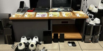 Κατά τις έρευνες κατασχέθηκαν, μεταξύ άλλων, 61.460 ευρώ και μεγάλος αριθμός υπολογιστών, καμερών και κινητών τηλεφώνων (φωτ.: ΕΛΑΣ)