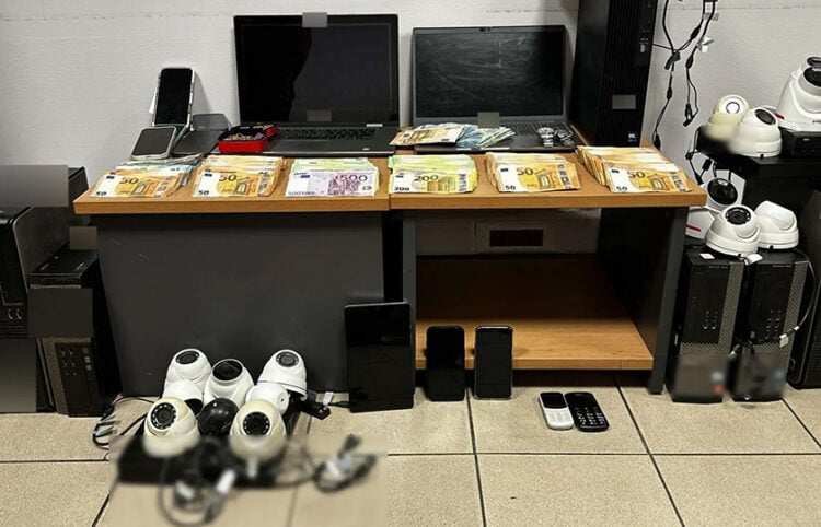Κατά τις έρευνες κατασχέθηκαν, μεταξύ άλλων, 61.460 ευρώ και μεγάλος αριθμός υπολογιστών, καμερών και κινητών τηλεφώνων (φωτ.: ΕΛΑΣ)