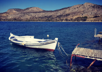 Βάρκα δεμένη σε μώλο στην παραλία του Ναυπλίου, Τρίτη 6 Οκτωβρίου 2026 (φωτ.: ΑΠΕ-ΜΠΕ / Ευάγγελος Μπουγιώτης)
