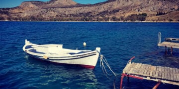 Βάρκα δεμένη σε μώλο στην παραλία του Ναυπλίου, Τρίτη 6 Οκτωβρίου 2026 (φωτ.: ΑΠΕ-ΜΠΕ / Ευάγγελος Μπουγιώτης)