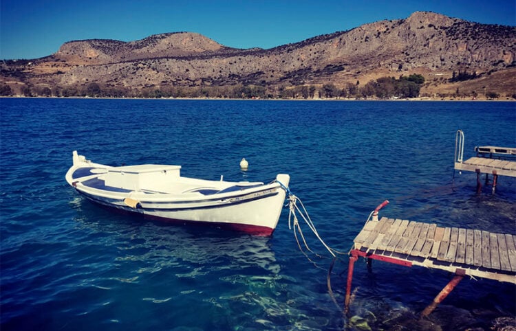 Βάρκα δεμένη σε μώλο στην παραλία του Ναυπλίου, Τρίτη 6 Οκτωβρίου 2026 (φωτ.: ΑΠΕ-ΜΠΕ / Ευάγγελος Μπουγιώτης)
