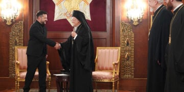 Ο Βολοντίμιρ Ζελένσκι με τον Οικουμενικό Πατριάρχη στο Πατριαρχικό Γραφείο (φωτ.: Οικουμενικό Πατριαρχείο / Νίκος Παπαχρήστου)