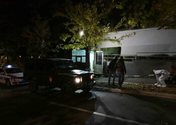 Αποκλεισμένη η περιοχή έξω από την πρεσβεία του Ισραήλ στο Βελιγράδι, όπου αστυνομικός δέχθηκε επίθεση με μαχαίρι. Τετάρτη 28 Οκτωβρίου 2026 (πηγή: Υπουργείο Εσωτερικών Σερβίας)