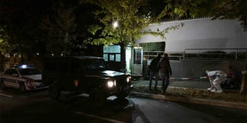 Αποκλεισμένη η περιοχή έξω από την πρεσβεία του Ισραήλ στο Βελιγράδι, όπου αστυνομικός δέχθηκε επίθεση με μαχαίρι. Τετάρτη 28 Οκτωβρίου 2026 (πηγή: Υπουργείο Εσωτερικών Σερβίας)