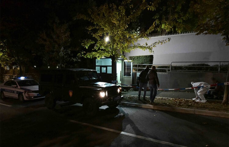 Αποκλεισμένη η περιοχή έξω από την πρεσβεία του Ισραήλ στο Βελιγράδι, όπου αστυνομικός δέχθηκε επίθεση με μαχαίρι. Τετάρτη 28 Οκτωβρίου 2026 (πηγή: Υπουργείο Εσωτερικών Σερβίας)