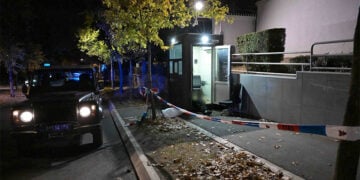 Αποκλεισμένη η περιοχή έξω από την πρεσβεία του Ισραήλ στο Βελιγράδι, όπου αστυνομικός δέχθηκε επίθεση με μαχαίρι. Τετάρτη 28 Οκτωβρίου 2026 (πηγή: Υπουργείο Εσωτερικών Σερβίας)