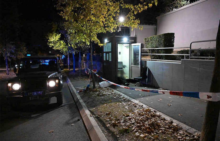 Αποκλεισμένη η περιοχή έξω από την πρεσβεία του Ισραήλ στο Βελιγράδι, όπου αστυνομικός δέχθηκε επίθεση με μαχαίρι. Τετάρτη 28 Οκτωβρίου 2026 (πηγή: Υπουργείο Εσωτερικών Σερβίας)