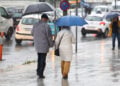 Κόσμος, κρατώντας ομπρέλες, περπατά στο κέντρο της Αθήνας, κατά τη διάρκεια βροχόπτωσης, Δευτέρα 26 Οκτωβρίου 2026 (φωτ.: ΑΠΕ-ΜΠΕ / Γιώργος Βιτσαράς)