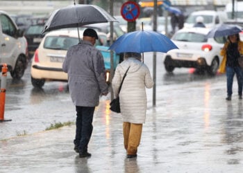 Κόσμος, κρατώντας ομπρέλες, περπατά στο κέντρο της Αθήνας, κατά τη διάρκεια βροχόπτωσης, Δευτέρα 26 Οκτωβρίου 2026 (φωτ.: ΑΠΕ-ΜΠΕ / Γιώργος Βιτσαράς)
