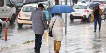 Κόσμος, κρατώντας ομπρέλες, περπατά στο κέντρο της Αθήνας, κατά τη διάρκεια βροχόπτωσης, Δευτέρα 26 Οκτωβρίου 2026 (φωτ.: ΑΠΕ-ΜΠΕ / Γιώργος Βιτσαράς)