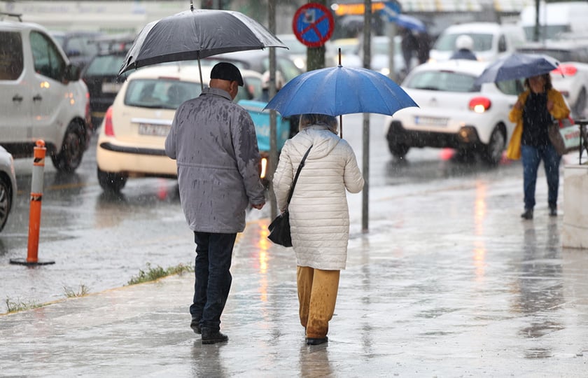 Κόσμος, κρατώντας ομπρέλες, περπατά στο κέντρο της Αθήνας, κατά τη διάρκεια βροχόπτωσης, Δευτέρα 26 Οκτωβρίου 2026 (φωτ.: ΑΠΕ-ΜΠΕ / Γιώργος Βιτσαράς)