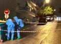 Στιγμιότυπο από την επιχείρηση ανάσυρσης δοχείου που αντιστοιχεί σε επικίνδυνο υλικό, από κάδο απορριμμάτων, στη συμβολή των οδών Παπασκρέκα και Κονδύλη στον Άγιο Δημήτριο Αττικής (φωτ.: Γρ. Τύπου Πυροσβεστικού  Σώματος/ EUROKINISSI)
