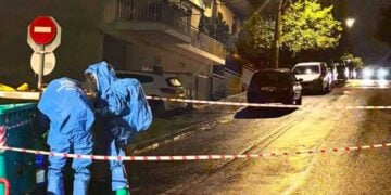 Στιγμιότυπο από την επιχείρηση ανάσυρσης δοχείου που αντιστοιχεί σε επικίνδυνο υλικό, από κάδο απορριμμάτων, στη συμβολή των οδών Παπασκρέκα και Κονδύλη στον Άγιο Δημήτριο Αττικής (φωτ.: Γρ. Τύπου Πυροσβεστικού Σώματος/ EUROKINISSI)