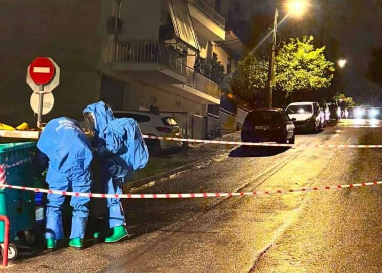Στιγμιότυπο από την επιχείρηση ανάσυρσης δοχείου που αντιστοιχεί σε επικίνδυνο υλικό, από κάδο απορριμμάτων, στη συμβολή των οδών Παπασκρέκα και Κονδύλη στον Άγιο Δημήτριο Αττικής (φωτ.: Γρ. Τύπου Πυροσβεστικού Σώματος/ EUROKINISSI)